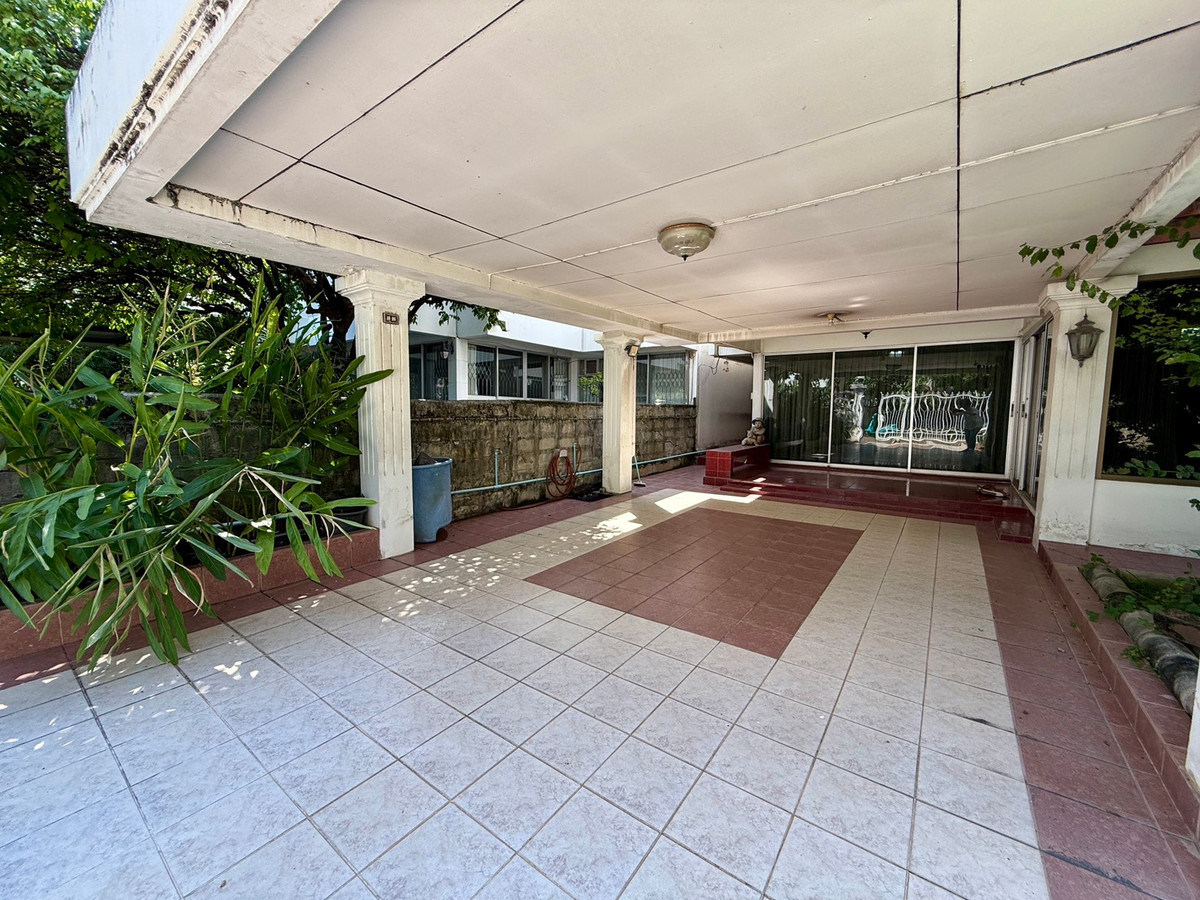 For SaleHousePattanakan, Srinakarin : Muang Thong Village 2/1 Phatthanakan 74, shady atmosphere, selling for only 9.9 million baht, contact 0838824256 BIG.