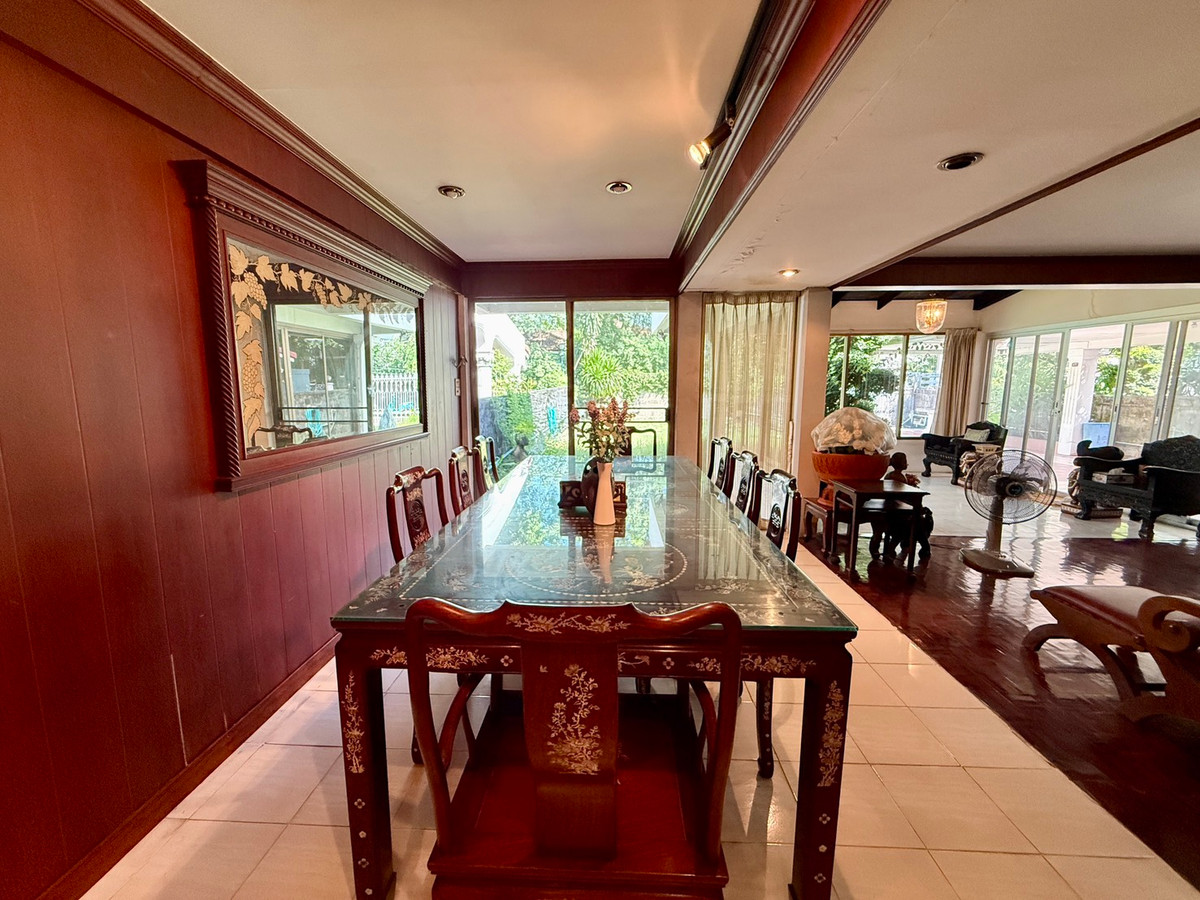 For SaleHousePattanakan, Srinakarin : Muang Thong Village 2/1 Phatthanakan 74, shady atmosphere, selling for only 9.9 million baht, contact 0838824256 BIG.