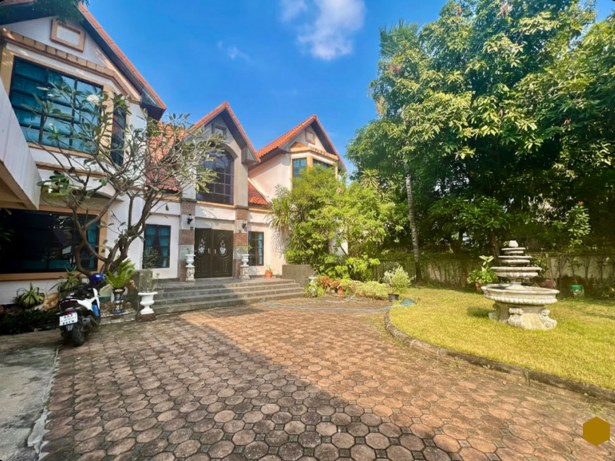 ขายบ้านลาดพร้าว เซ็นทรัลลาดพร้าว : ขายบ้านเดี่ยวหรู 3 ชั้น ใจกลางเมืองลาดพร้าว สไตล์ Classic European / Classic Luxury โถงสูง Double Volume สง่างามเหนือระดับ