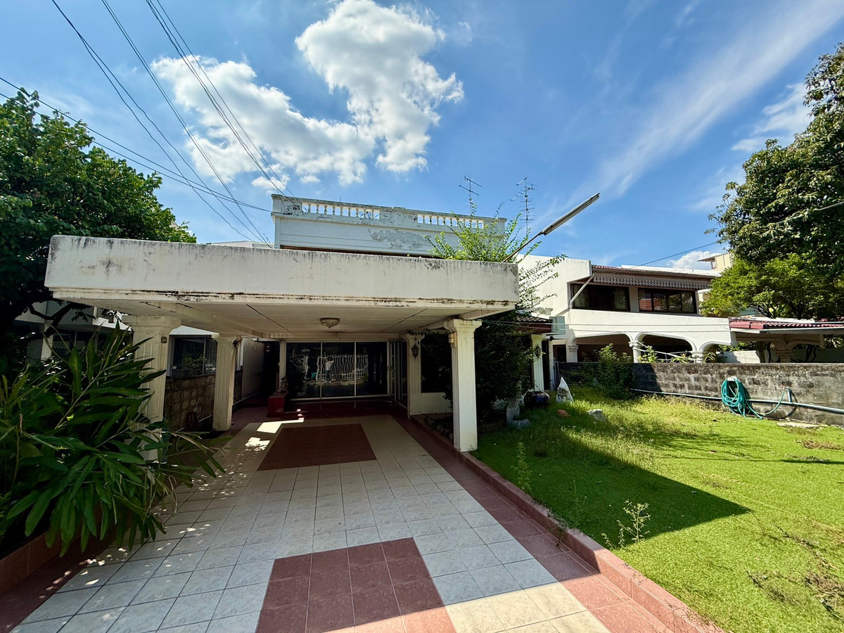 ขายบ้านพัฒนาการ ศรีนครินทร์ : หมู่บ้าน เมืองทอง 2/1 พัฒนาการ 74 บรรยากาศร่มรื่น ขายเพียง 9.9 ล้านบาท ติดต่อ 0838824256 BIG