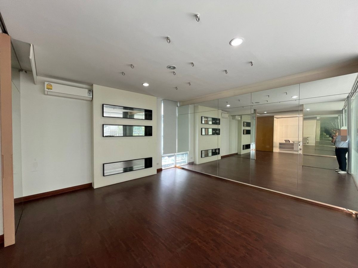 For RentShowroomRama9, Petchburi, RCA : Luxury showroom for rent in Rama 9! Suitable for a car showroom or product display, offering 1,000 sq.m. of space on the main road. Conveniently located not far from Suvarnabhumi Airport. For inquiries, please call 086 369 2224.