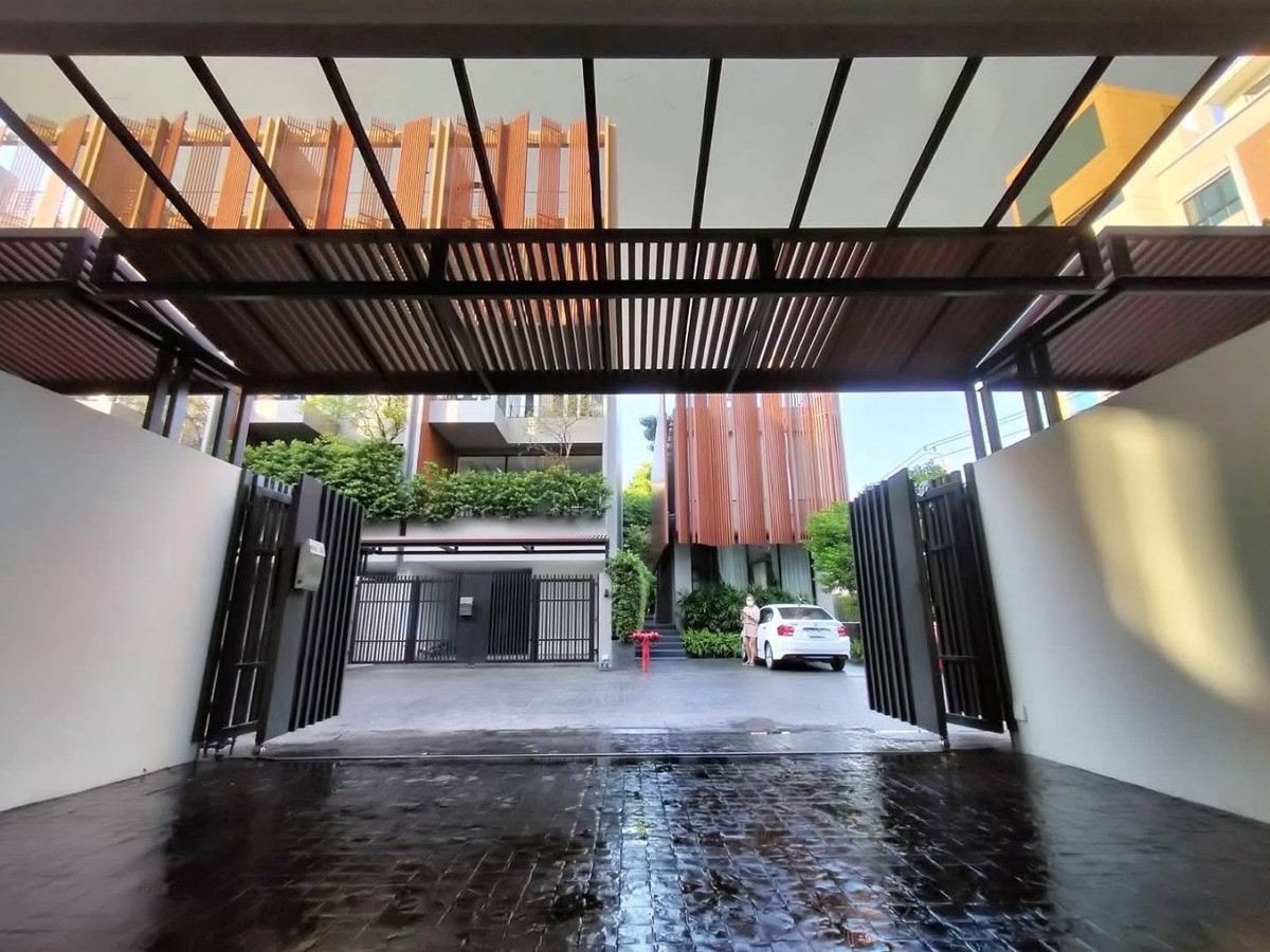 ให้เช่าทาวน์โฮมบางนา แบริ่ง ลาซาล : luxury town home 4 ห้องนอน เดอะ พาร์ค เลน สุขุมวิท 105 ใกล้St. Andrew’s international school 