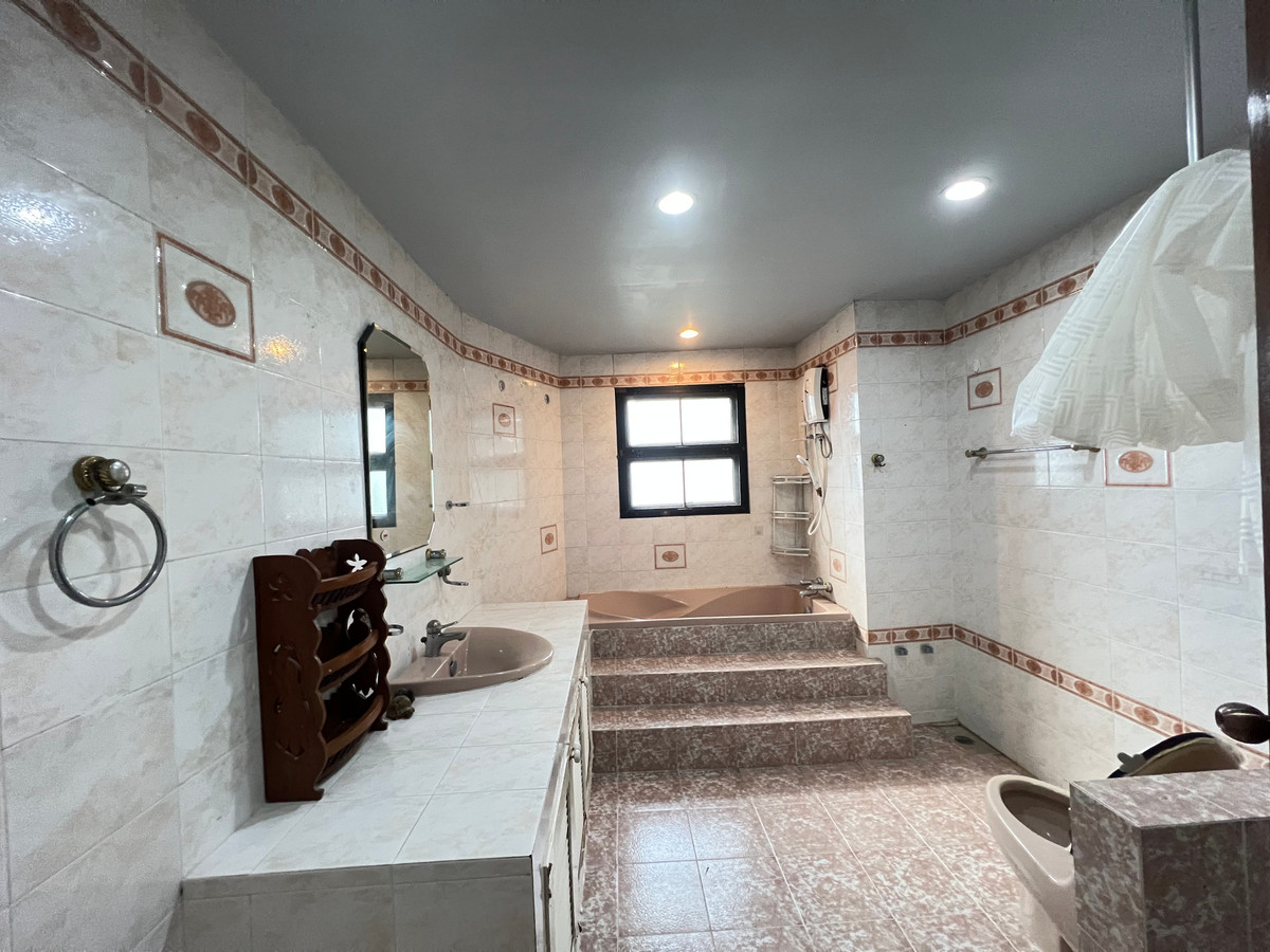 ขายบ้านลาดพร้าว เซ็นทรัลลาดพร้าว : ขายบ้านเดี่ยวหรู 3 ชั้น ใจกลางเมืองลาดพร้าว สไตล์ Classic European / Classic Luxury โถงสูง Double Volume สง่างามเหนือระดับ