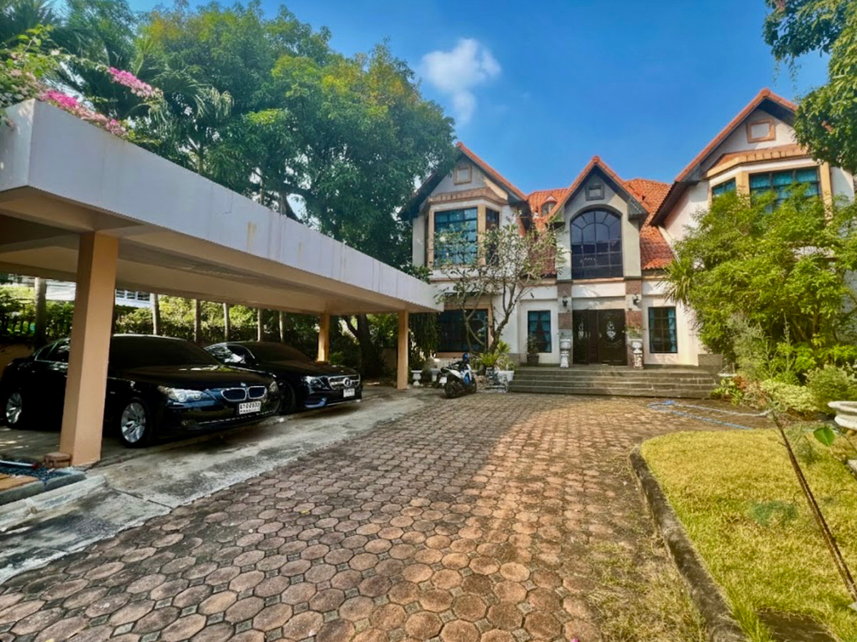 For SaleHouseLadprao, Central Ladprao : Luxury 3-Storey Detached House for Sale in the City Center (Ladprao) Classic European / Classic Luxury Style with Grand Double-Volume Living Hall