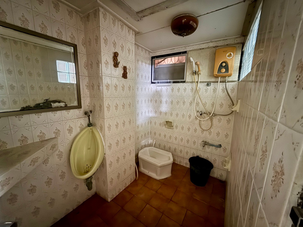 For SaleHousePattanakan, Srinakarin : Muang Thong Village 2/1 Phatthanakan 74, shady atmosphere, selling for only 9.9 million baht, contact 0838824256 BIG.