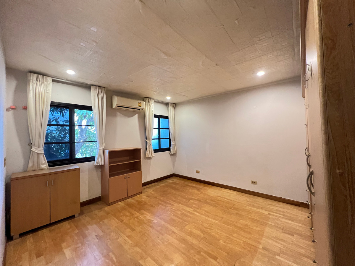 ขายบ้านลาดพร้าว เซ็นทรัลลาดพร้าว : ขายบ้านเดี่ยวหรู 3 ชั้น ใจกลางเมืองลาดพร้าว สไตล์ Classic European / Classic Luxury โถงสูง Double Volume สง่างามเหนือระดับ