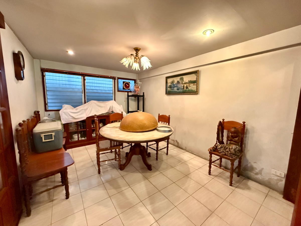 For SaleHousePattanakan, Srinakarin : Muang Thong Village 2/1 Phatthanakan 74, shady atmosphere, selling for only 9.9 million baht, contact 0838824256 BIG.