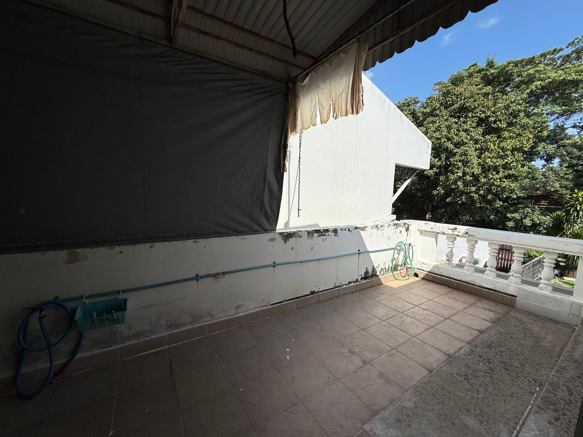 For SaleHousePattanakan, Srinakarin : Muang Thong Village 2/1 Phatthanakan 74, shady atmosphere, selling for only 9.9 million baht, contact 0838824256 BIG.