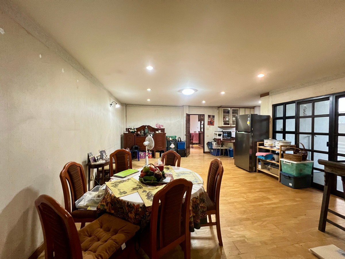 ขายบ้านลาดพร้าว เซ็นทรัลลาดพร้าว : ขายบ้านเดี่ยวหรู 3 ชั้น ใจกลางเมืองลาดพร้าว สไตล์ Classic European / Classic Luxury โถงสูง Double Volume สง่างามเหนือระดับ