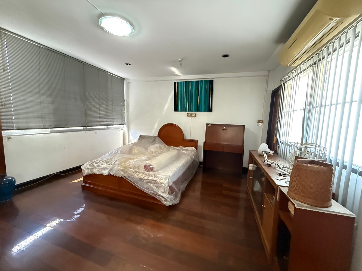 For SaleHousePattanakan, Srinakarin : Muang Thong Village 2/1 Phatthanakan 74, shady atmosphere, selling for only 9.9 million baht, contact 0838824256 BIG.