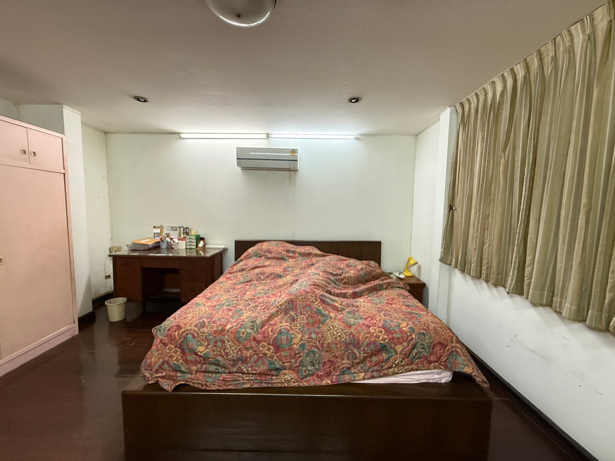 For SaleHousePattanakan, Srinakarin : Muang Thong Village 2/1 Phatthanakan 74, shady atmosphere, selling for only 9.9 million baht, contact 0838824256 BIG.