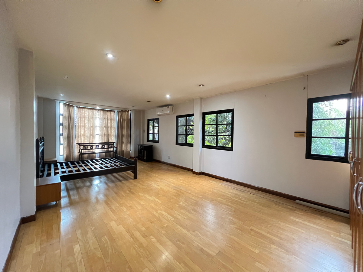 ขายบ้านลาดพร้าว เซ็นทรัลลาดพร้าว : ขายบ้านเดี่ยวหรู 3 ชั้น ใจกลางเมืองลาดพร้าว สไตล์ Classic European / Classic Luxury โถงสูง Double Volume สง่างามเหนือระดับ