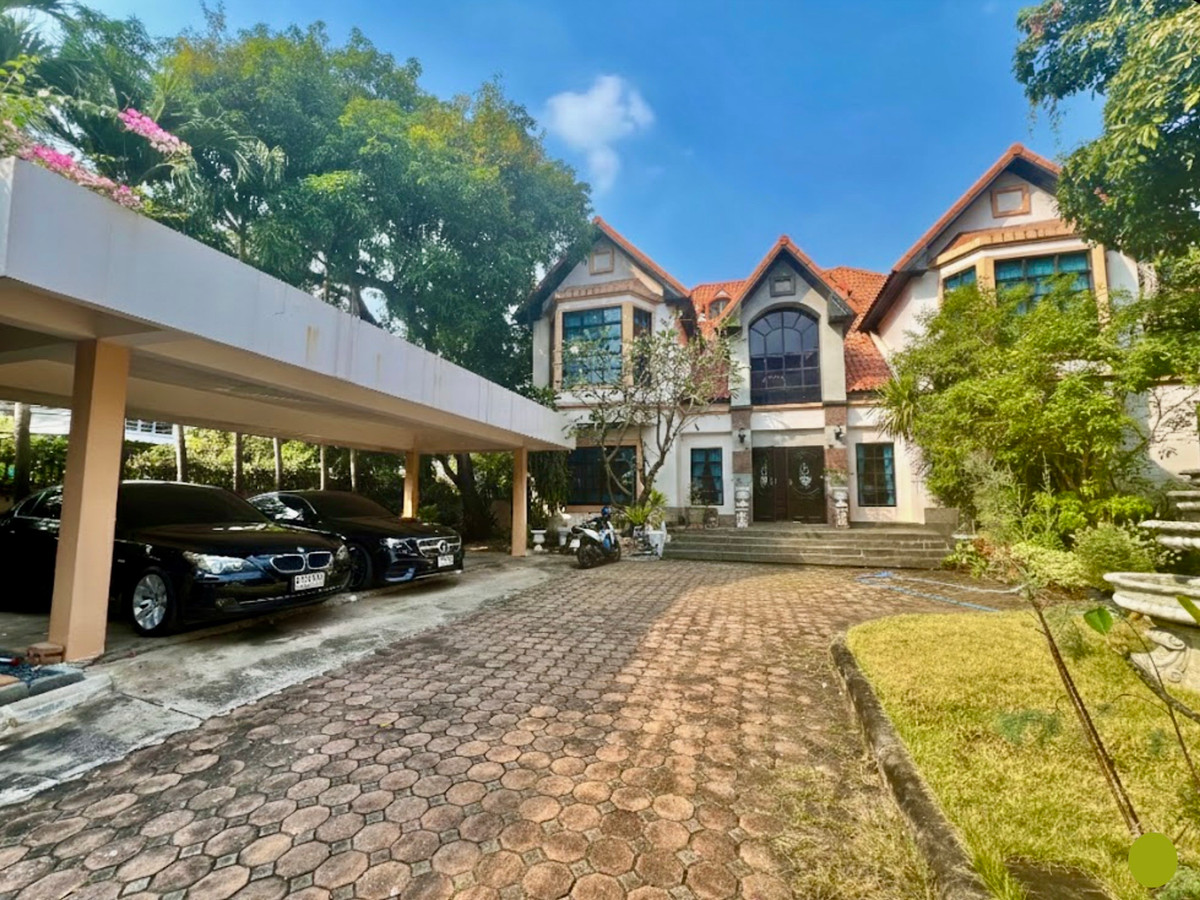 ขายบ้านลาดพร้าว เซ็นทรัลลาดพร้าว : ขายบ้านเดี่ยวหรู 3 ชั้น ใจกลางเมืองลาดพร้าว สไตล์ Classic European / Classic Luxury โถงสูง Double Volume สง่างามเหนือระดับ