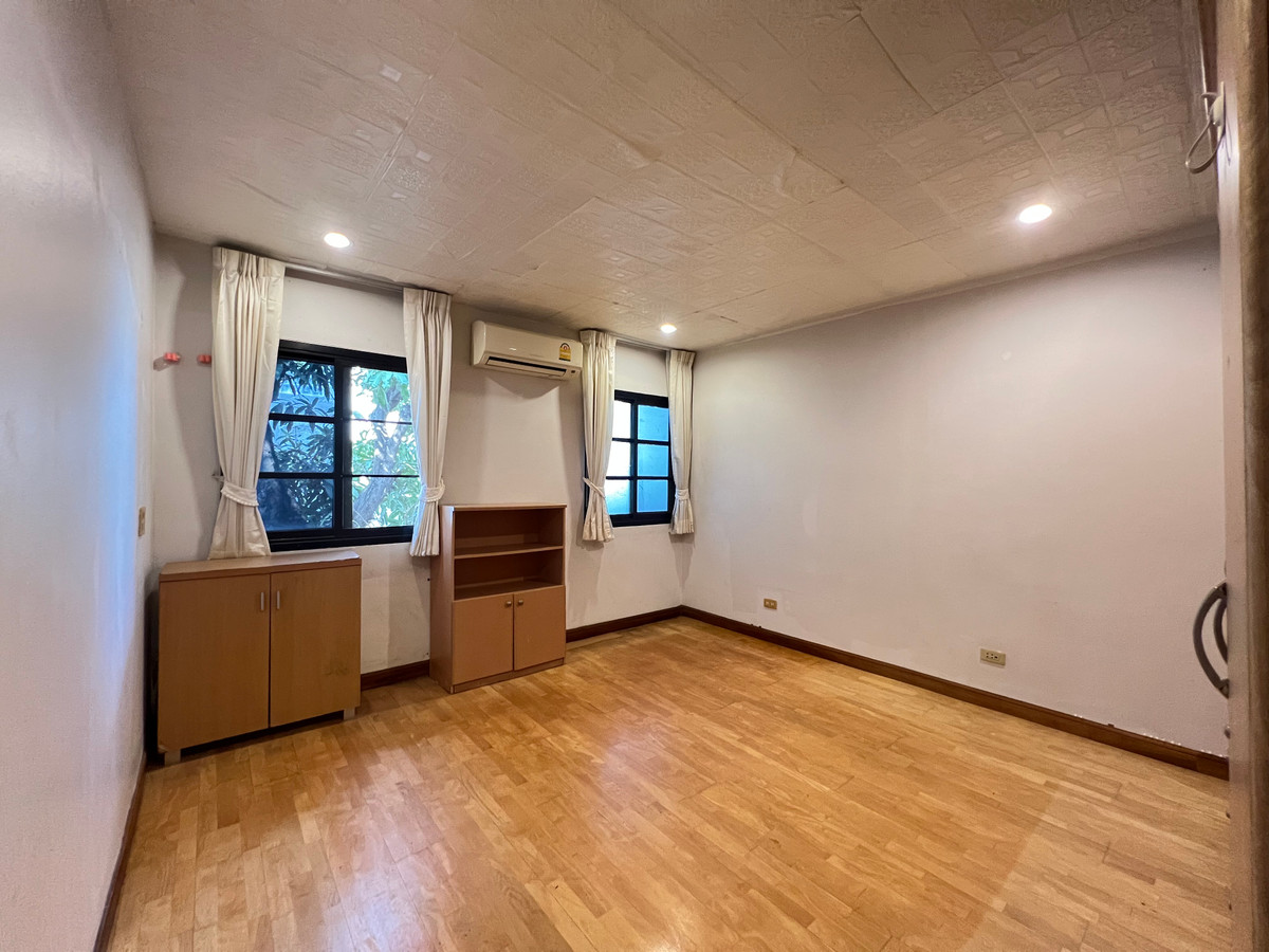 ขายบ้านลาดพร้าว เซ็นทรัลลาดพร้าว : ขายบ้านเดี่ยวหรู 3 ชั้น ใจกลางเมืองลาดพร้าว สไตล์ Classic European / Classic Luxury โถงสูง Double Volume สง่างามเหนือระดับ