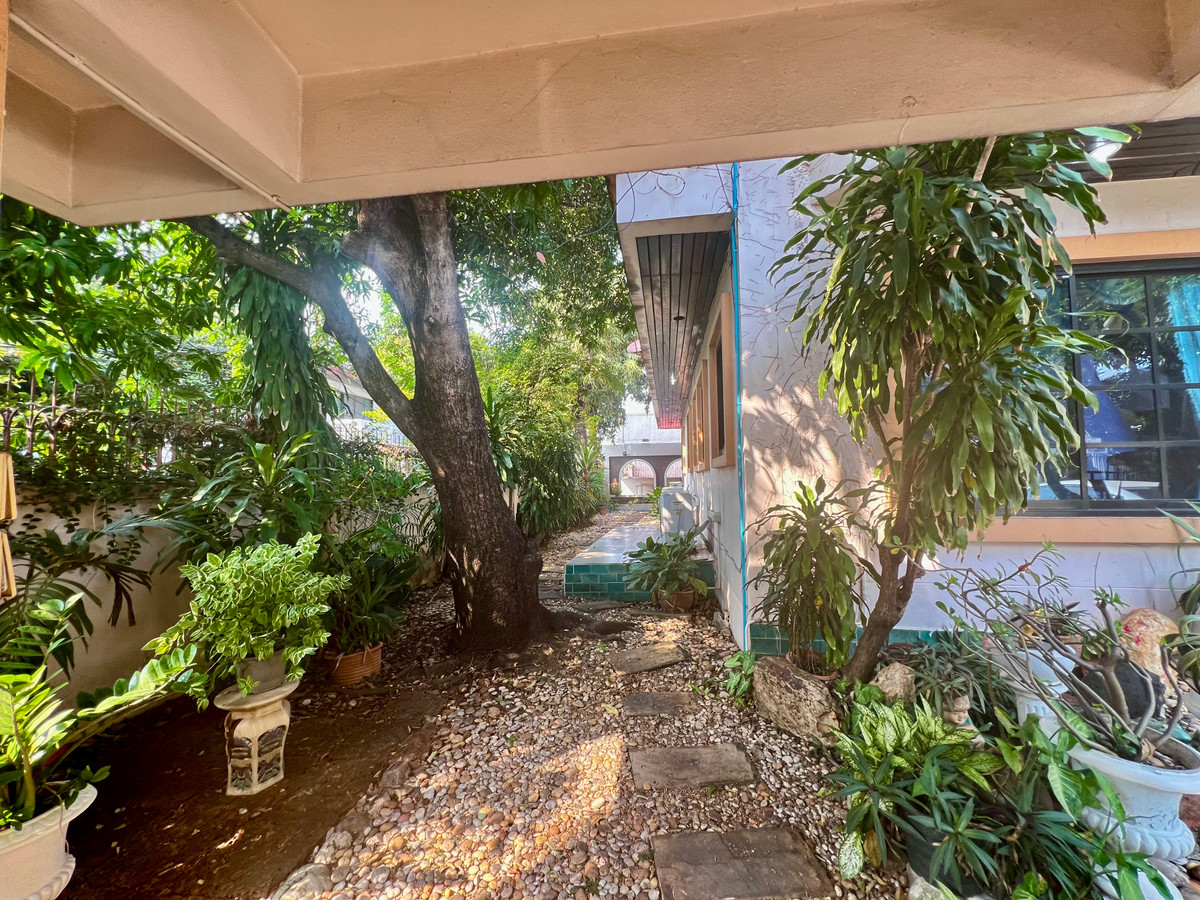 ขายบ้านลาดพร้าว เซ็นทรัลลาดพร้าว : ขายบ้านเดี่ยวหรู 3 ชั้น ใจกลางเมืองลาดพร้าว สไตล์ Classic European / Classic Luxury โถงสูง Double Volume สง่างามเหนือระดับ