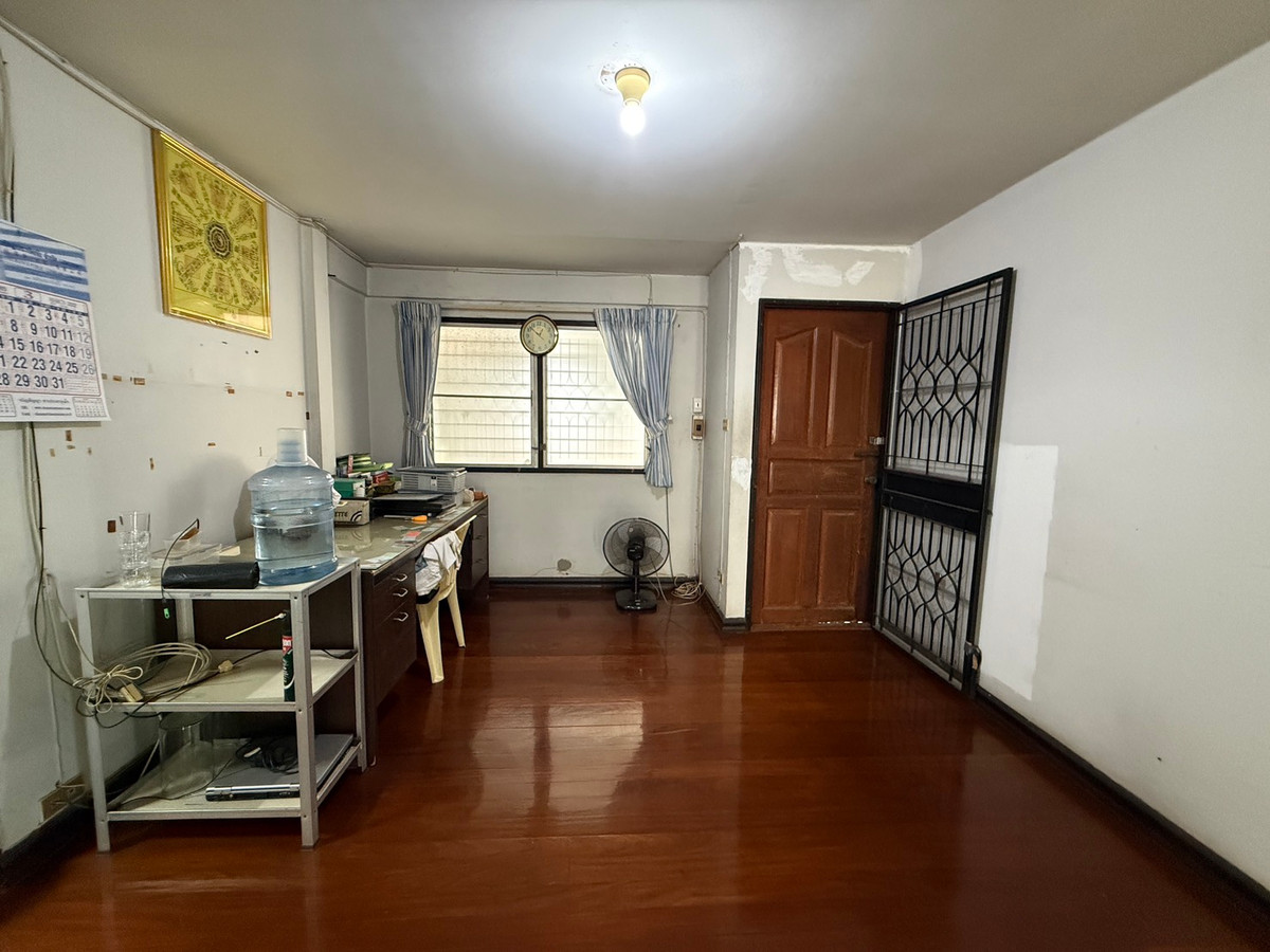 For SaleHousePattanakan, Srinakarin : Muang Thong Village 2/1 Phatthanakan 74, shady atmosphere, selling for only 9.9 million baht, contact 0838824256 BIG.