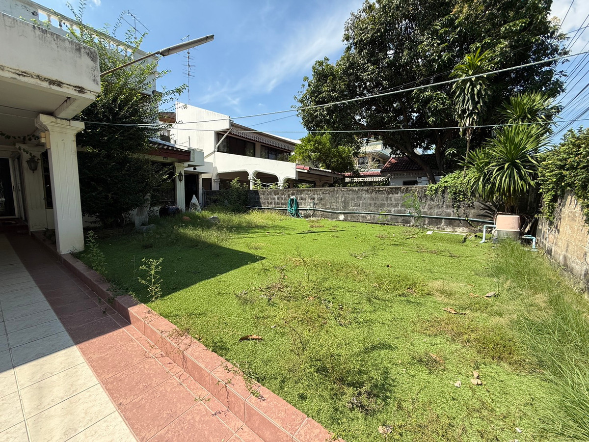 For SaleHousePattanakan, Srinakarin : Muang Thong Village 2/1 Phatthanakan 74, shady atmosphere, selling for only 9.9 million baht, contact 0838824256 BIG.