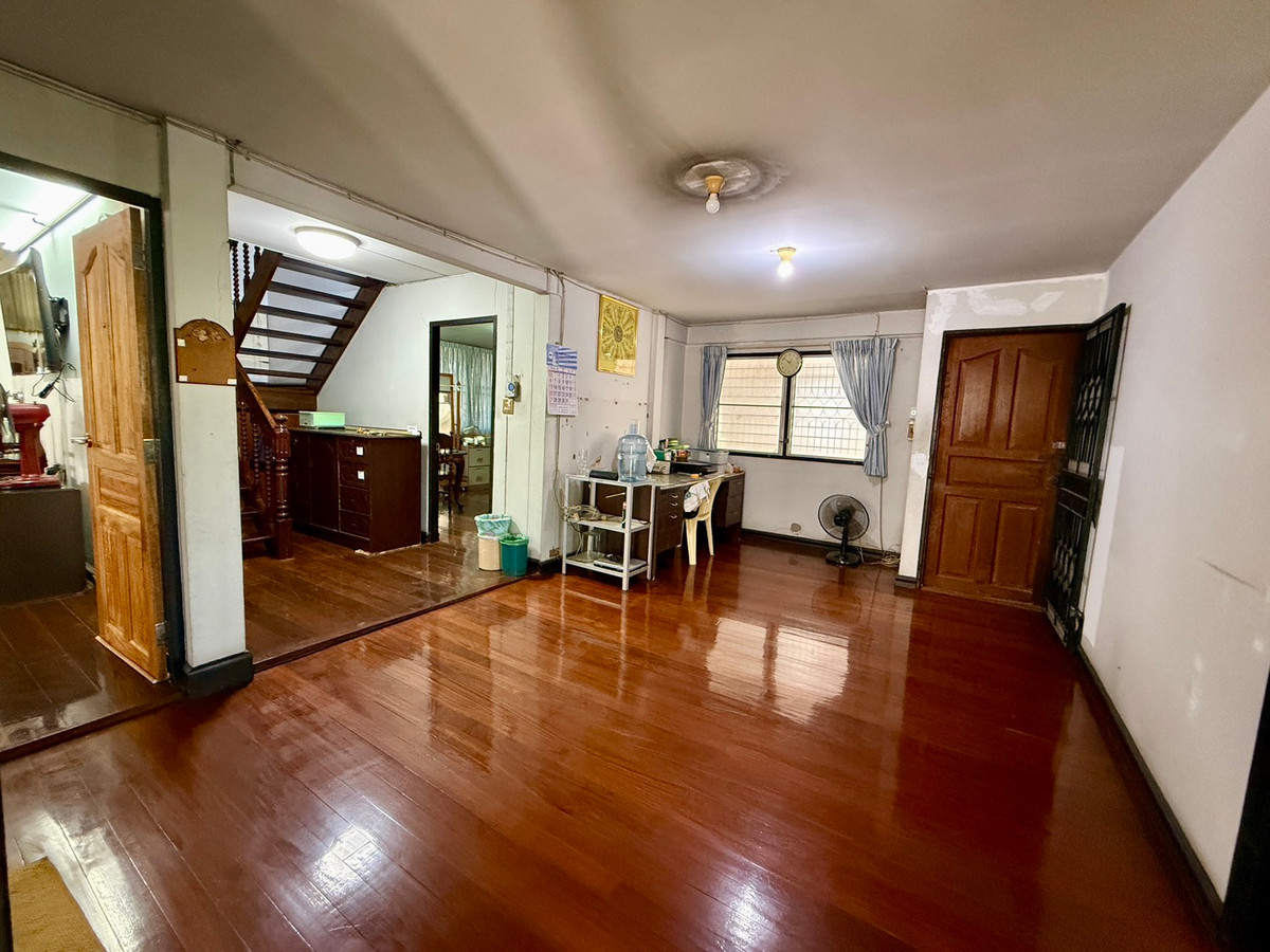 For SaleHousePattanakan, Srinakarin : Muang Thong Village 2/1 Phatthanakan 74, shady atmosphere, selling for only 9.9 million baht, contact 0838824256 BIG.