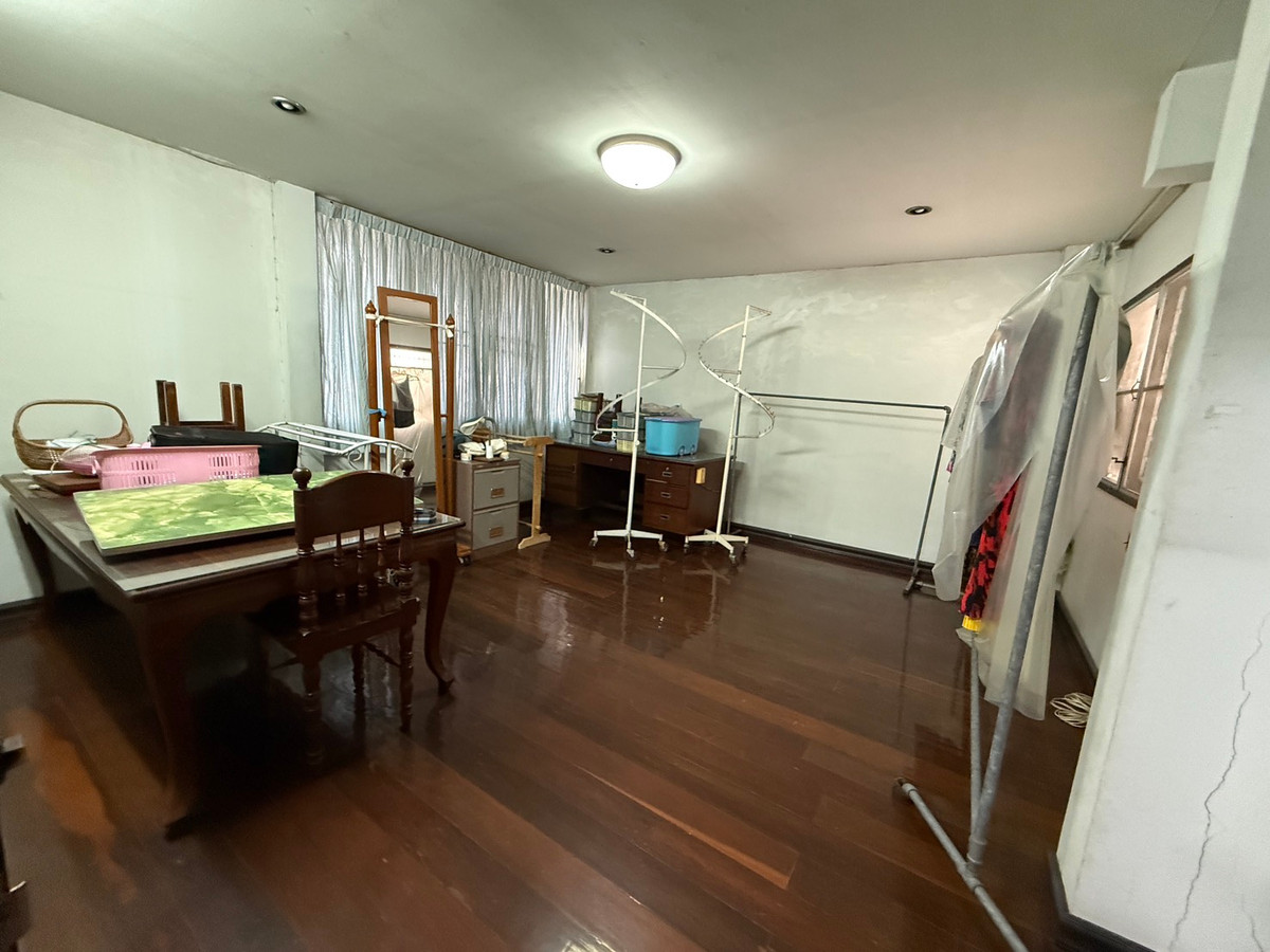 For SaleHousePattanakan, Srinakarin : Muang Thong Village 2/1 Phatthanakan 74, shady atmosphere, selling for only 9.9 million baht, contact 0838824256 BIG.