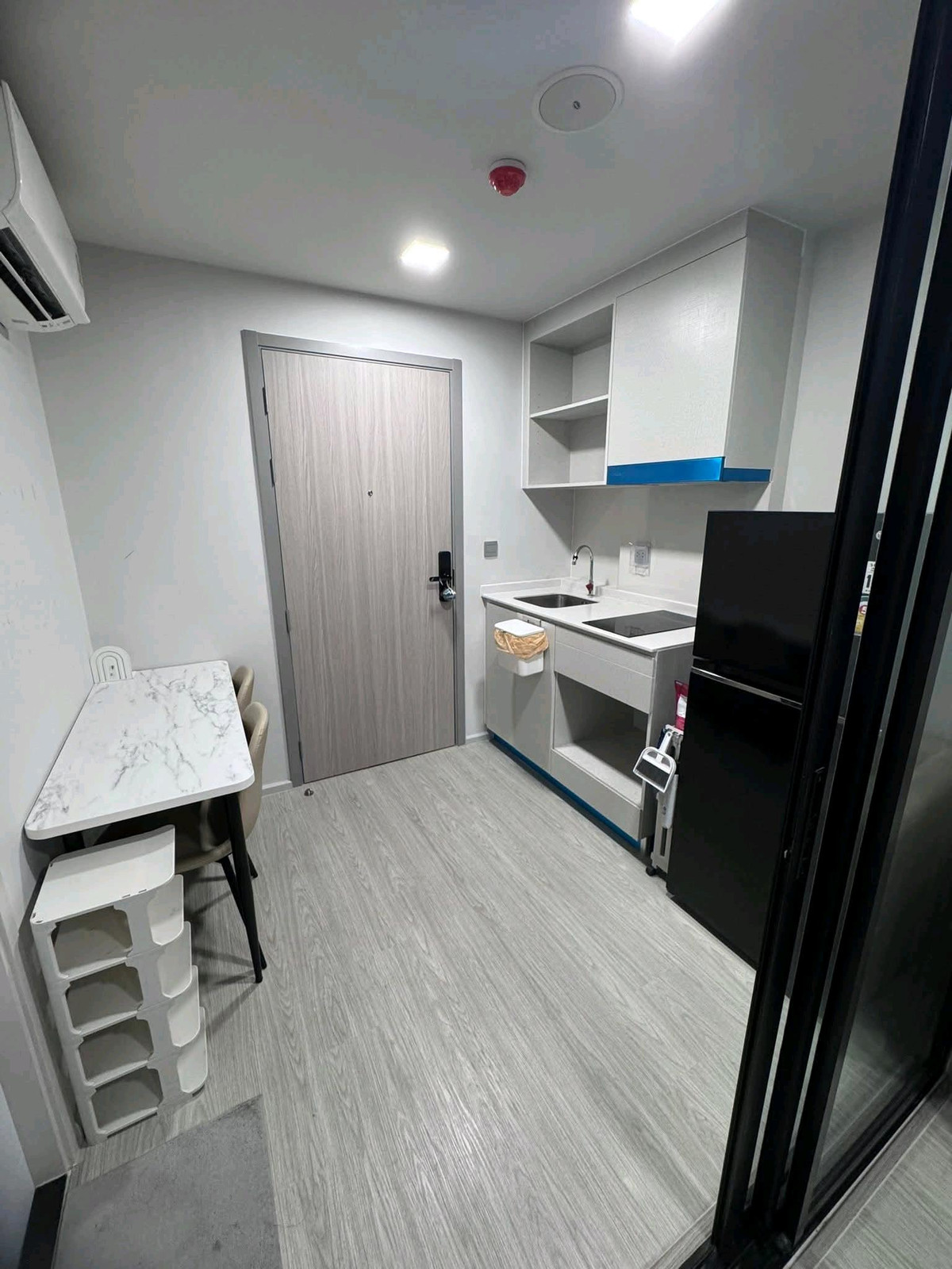 For RentCondoOnnut, Udomsuk : ✨ Beautiful room, really complete, comfortable to live in, like getting a new room. Ready to move in immediately ✨ Near the BTS 🚝 Srinuch Station, only 400 m.