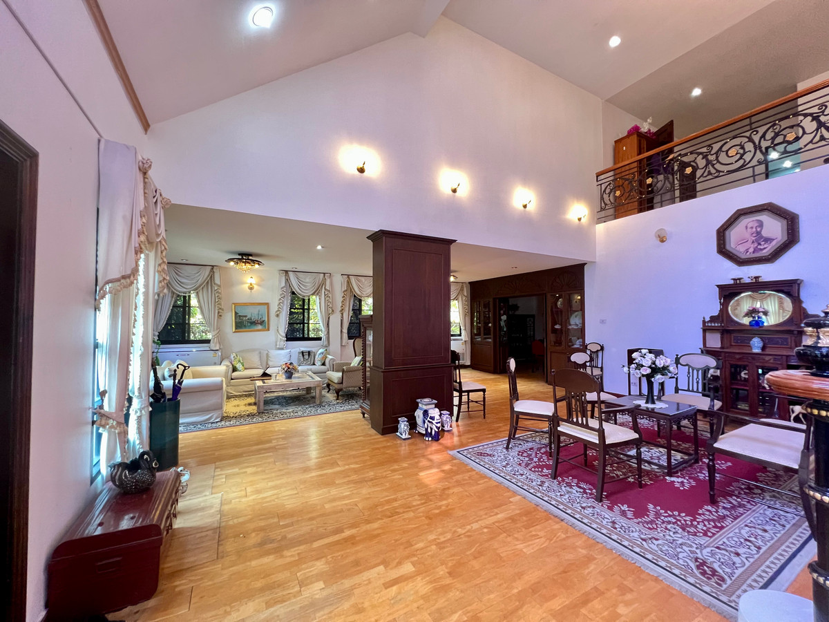 ขายบ้านลาดพร้าว เซ็นทรัลลาดพร้าว : ขายบ้านเดี่ยวหรู 3 ชั้น ใจกลางเมืองลาดพร้าว สไตล์ Classic European / Classic Luxury โถงสูง Double Volume สง่างามเหนือระดับ