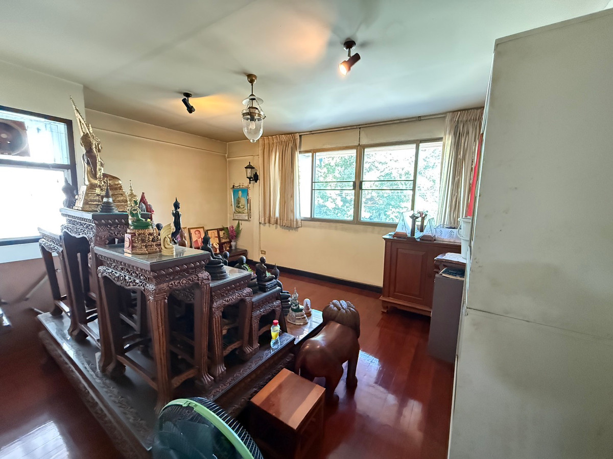 For SaleHousePattanakan, Srinakarin : Muang Thong Village 2/1 Phatthanakan 74, shady atmosphere, selling for only 9.9 million baht, contact 0838824256 BIG.