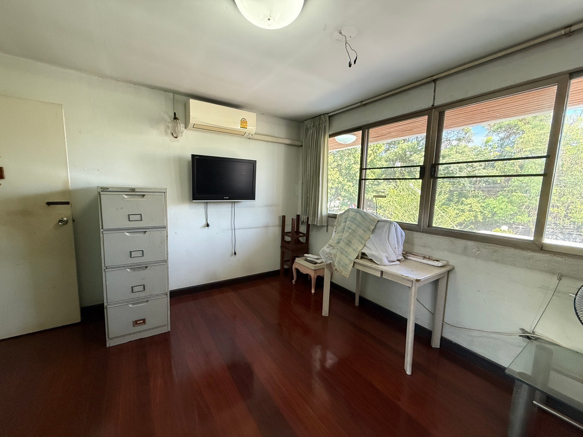 For SaleHousePattanakan, Srinakarin : Muang Thong Village 2/1 Phatthanakan 74, shady atmosphere, selling for only 9.9 million baht, contact 0838824256 BIG.