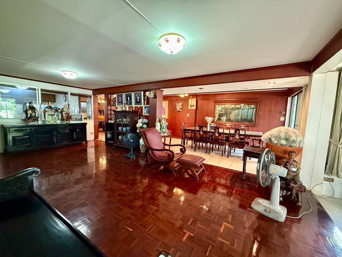 For SaleHousePattanakan, Srinakarin : Muang Thong Village 2/1 Phatthanakan 74, shady atmosphere, selling for only 9.9 million baht, contact 0838824256 BIG.