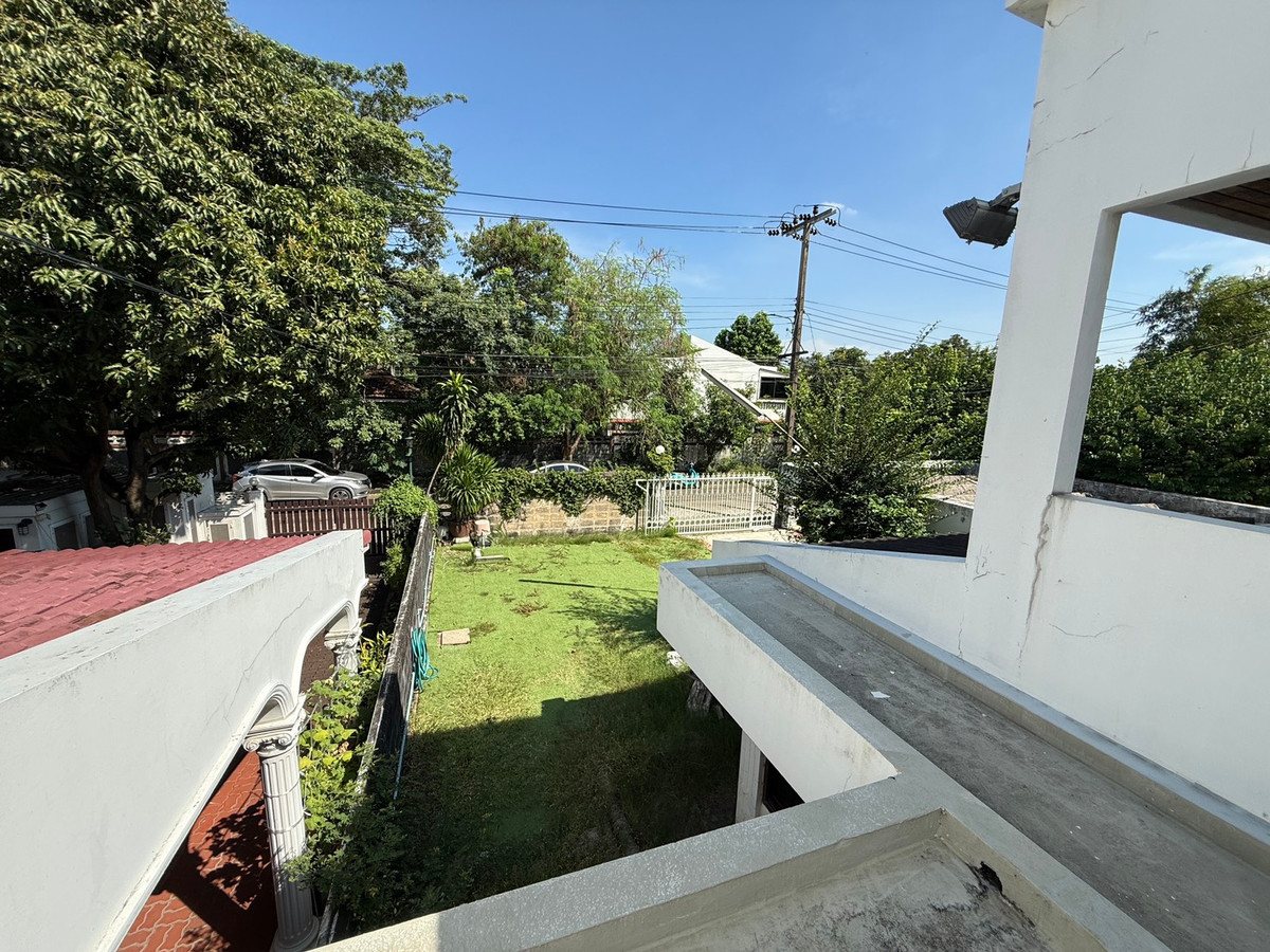 For SaleHousePattanakan, Srinakarin : Muang Thong Village 2/1 Phatthanakan 74, shady atmosphere, selling for only 9.9 million baht, contact 0838824256 BIG.