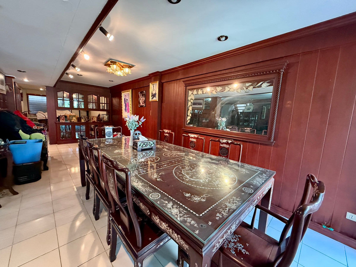 For SaleHousePattanakan, Srinakarin : Muang Thong Village 2/1 Phatthanakan 74, shady atmosphere, selling for only 9.9 million baht, contact 0838824256 BIG.