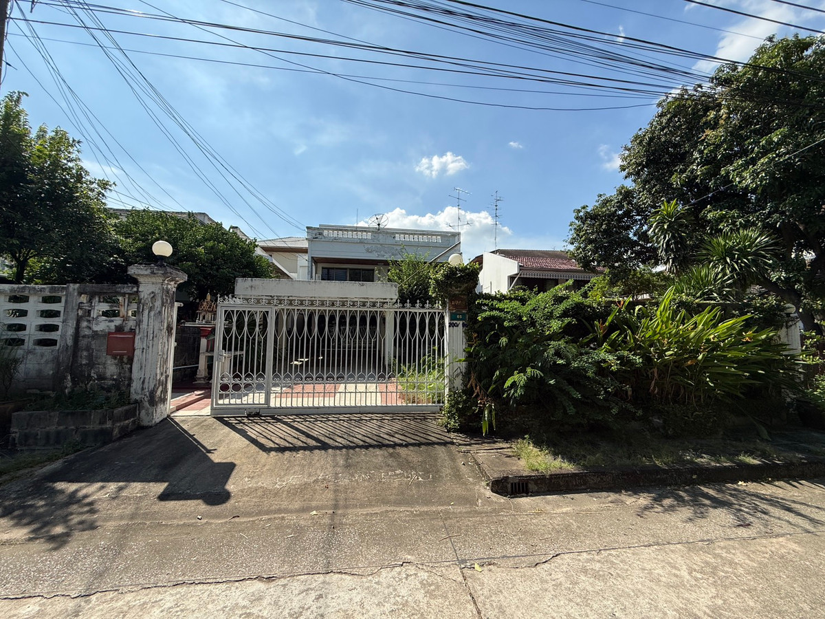 For SaleHousePattanakan, Srinakarin : Muang Thong Village 2/1 Phatthanakan 74, shady atmosphere, selling for only 9.9 million baht, contact 0838824256 BIG.