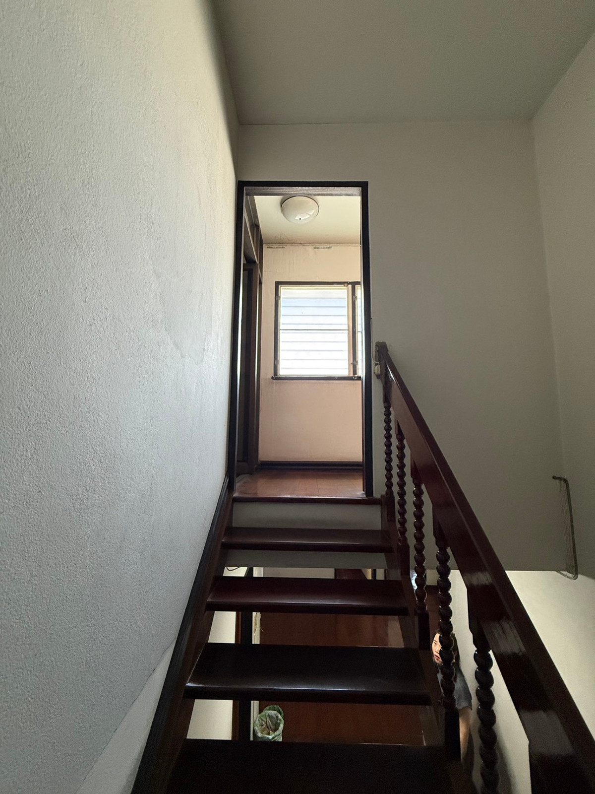 For SaleHousePattanakan, Srinakarin : Muang Thong Village 2/1 Phatthanakan 74, shady atmosphere, selling for only 9.9 million baht, contact 0838824256 BIG.