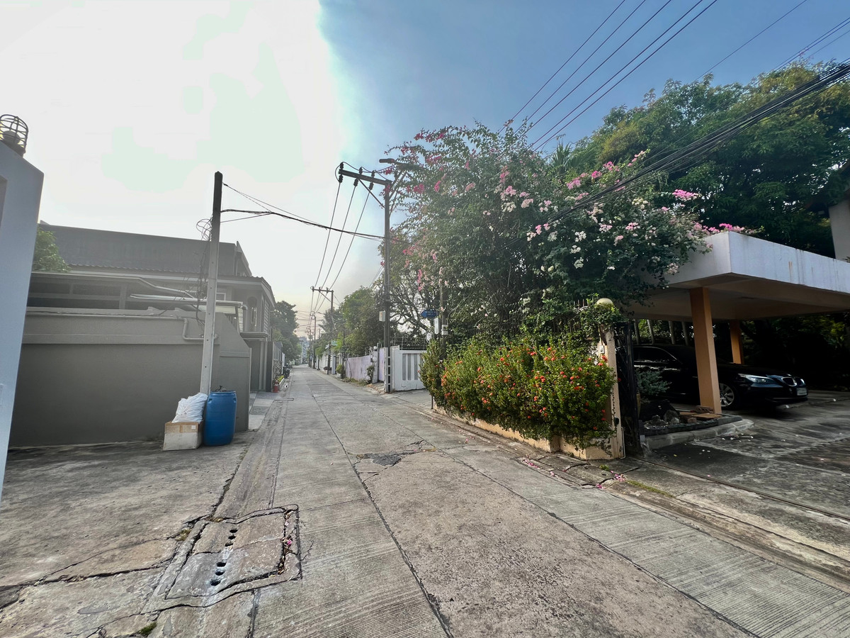 ขายบ้านลาดพร้าว เซ็นทรัลลาดพร้าว : ขายบ้านเดี่ยวหรู 3 ชั้น ใจกลางเมืองลาดพร้าว สไตล์ Classic European / Classic Luxury โถงสูง Double Volume สง่างามเหนือระดับ