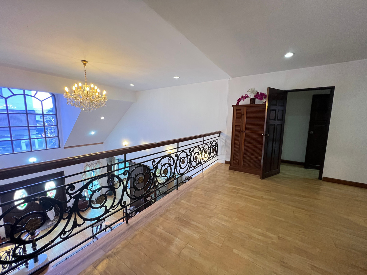 ขายบ้านลาดพร้าว เซ็นทรัลลาดพร้าว : ขายบ้านเดี่ยวหรู 3 ชั้น ใจกลางเมืองลาดพร้าว สไตล์ Classic European / Classic Luxury โถงสูง Double Volume สง่างามเหนือระดับ