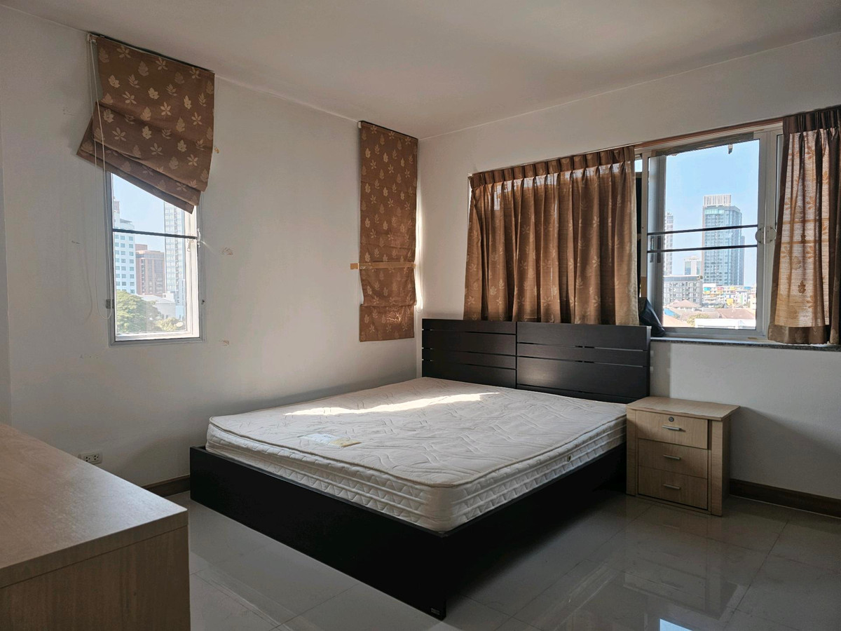 ขายคอนโดรัชดา ห้วยขวาง : FOR SALE ** Supalai City Home 10 2 bed 70 Sq,m @3,150,000 baht call 096-2615656Selling Price : 3,150,000 BahtNear MRT : Huaikwang StationUnit Size : 70 sq.m. 2 bedrooms / 1 bathroomDecoration : Fully furnishedสนใจโทรมาเลยค่ะ Call : 096-2615656