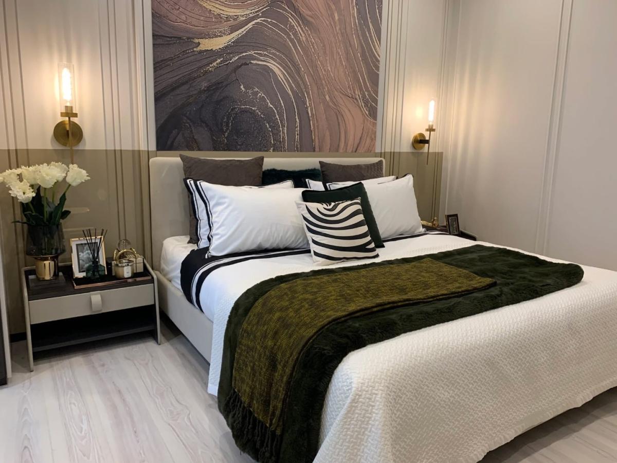 For RentCondoRatchathewi,Phayathai : 🔥For Rent Now🔥 The Room Phayathai. Beautiful unit, brand new condition, fully furnished and equipped with appliances. 2 bedrooms, 2 bathrooms. Ready to move in immediately❗