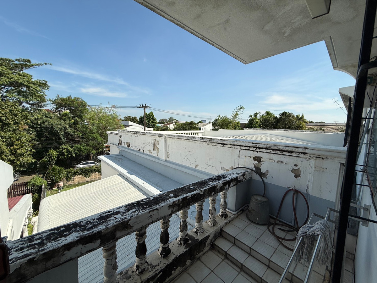 For SaleHousePattanakan, Srinakarin : Muang Thong Village 2/1 Phatthanakan 74, shady atmosphere, selling for only 9.9 million baht, contact 0838824256 BIG.