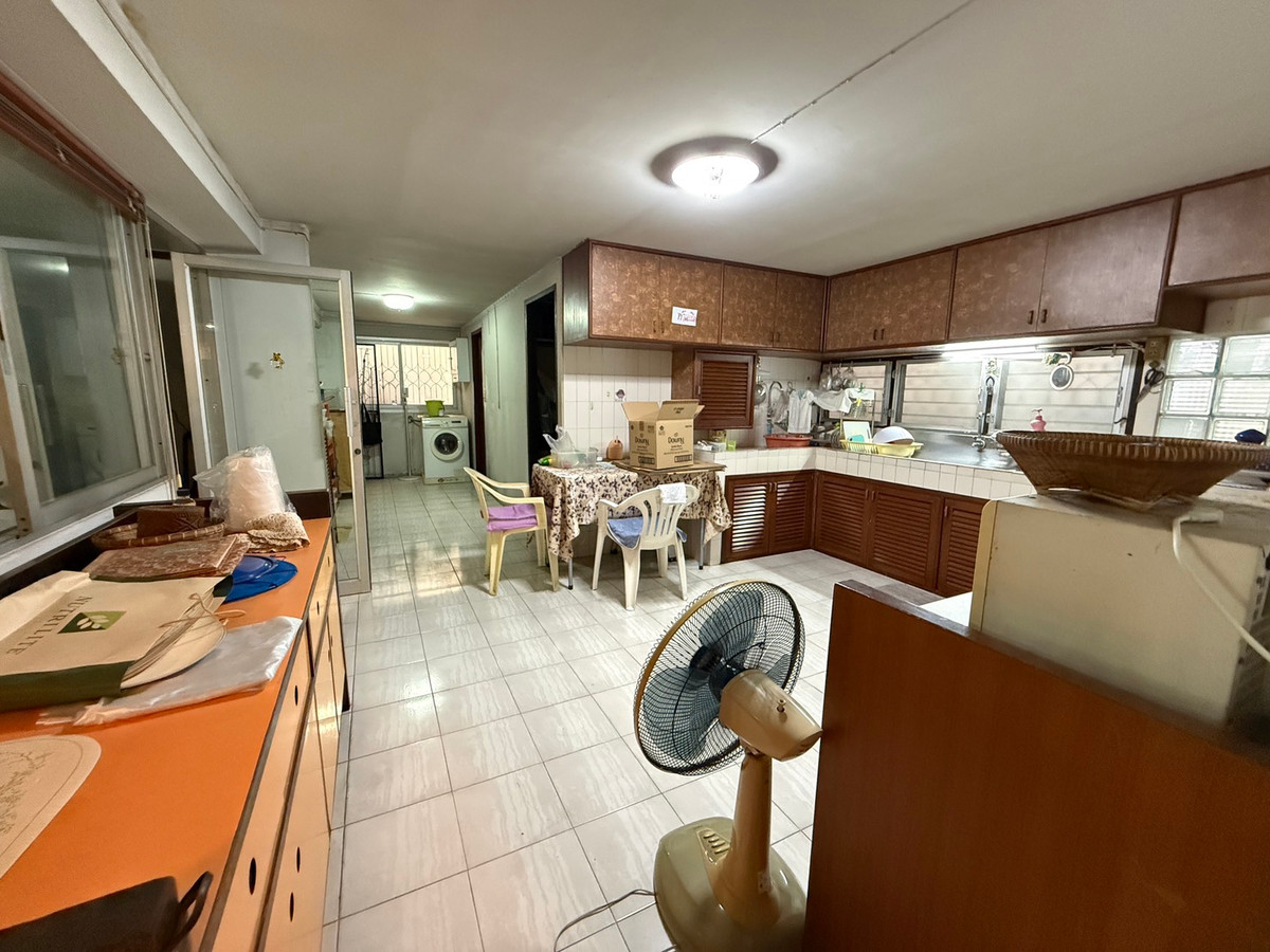 For SaleHousePattanakan, Srinakarin : Muang Thong Village 2/1 Phatthanakan 74, shady atmosphere, selling for only 9.9 million baht, contact 0838824256 BIG.