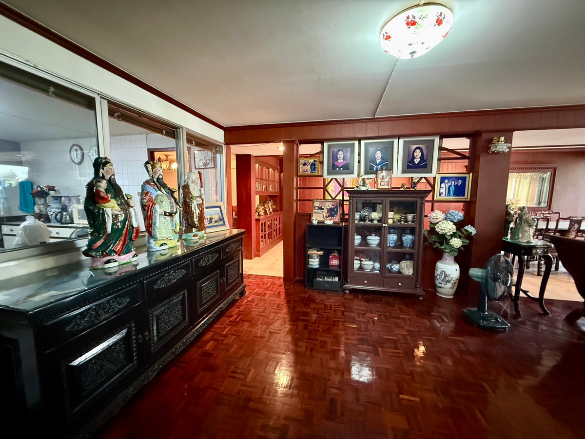 For SaleHousePattanakan, Srinakarin : Muang Thong Village 2/1 Phatthanakan 74, shady atmosphere, selling for only 9.9 million baht, contact 0838824256 BIG.