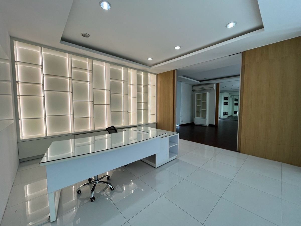 For RentShowroomRama9, Petchburi, RCA : Luxury showroom for rent in Rama 9! Suitable for a car showroom or product display, offering 1,000 sq.m. of space on the main road. Conveniently located not far from Suvarnabhumi Airport. For inquiries, please call 086 369 2224.