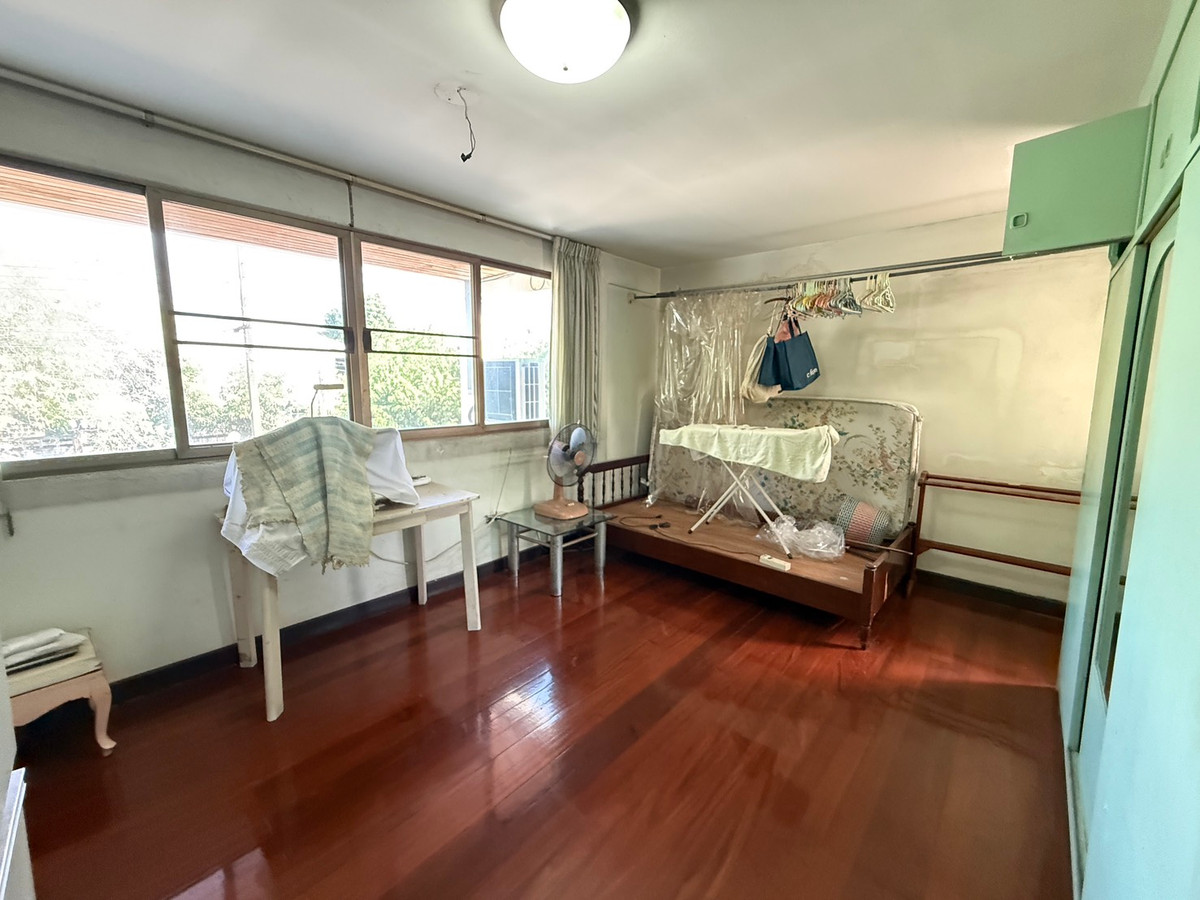 For SaleHousePattanakan, Srinakarin : Muang Thong Village 2/1 Phatthanakan 74, shady atmosphere, selling for only 9.9 million baht, contact 0838824256 BIG.