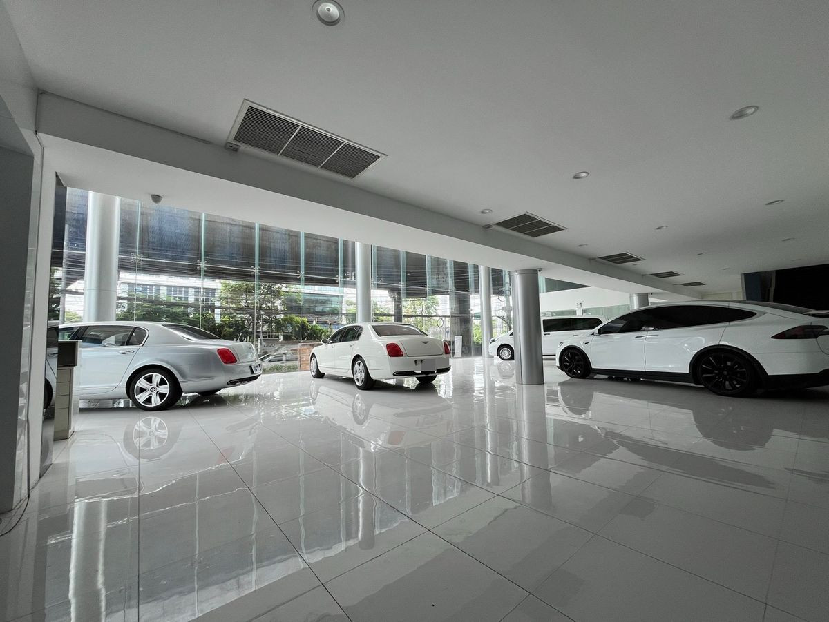 For RentShowroomRama9, Petchburi, RCA : Luxury showroom for rent in Rama 9! Suitable for a car showroom or product display, offering 1,000 sq.m. of space on the main road. Conveniently located not far from Suvarnabhumi Airport. For inquiries, please call 086 369 2224.