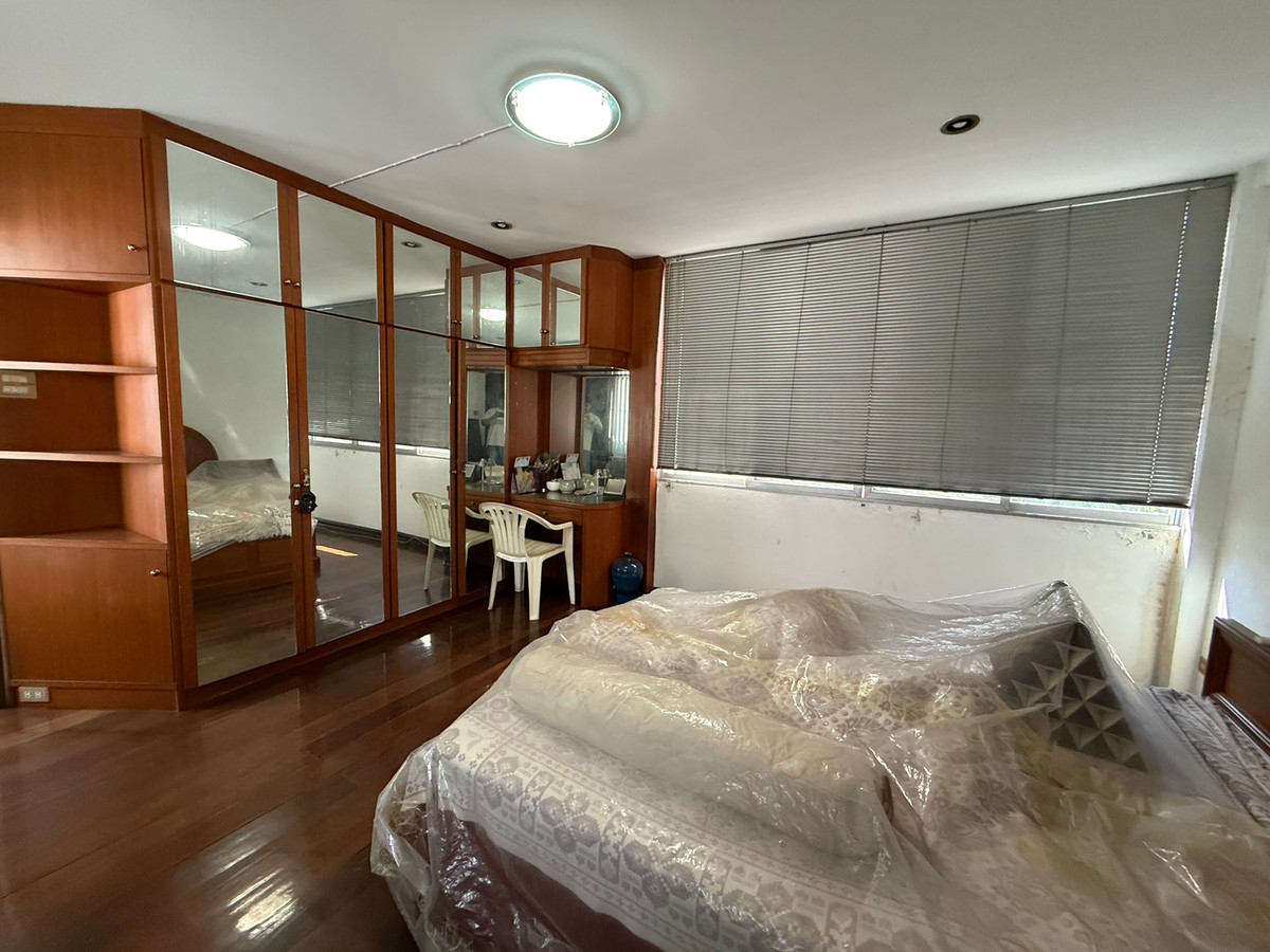 For SaleHousePattanakan, Srinakarin : Muang Thong Village 2/1 Phatthanakan 74, shady atmosphere, selling for only 9.9 million baht, contact 0838824256 BIG.