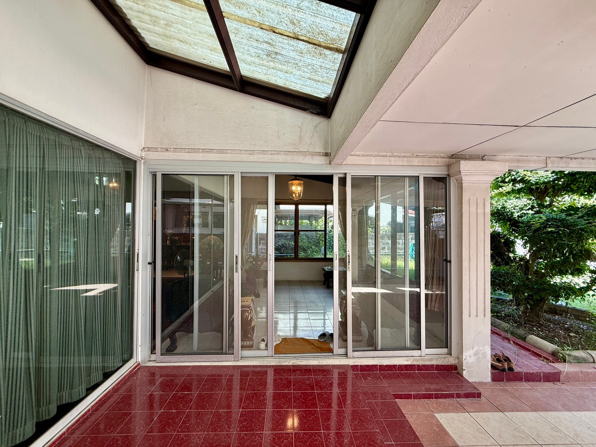 For SaleHousePattanakan, Srinakarin : Muang Thong Village 2/1 Phatthanakan 74, shady atmosphere, selling for only 9.9 million baht, contact 0838824256 BIG.