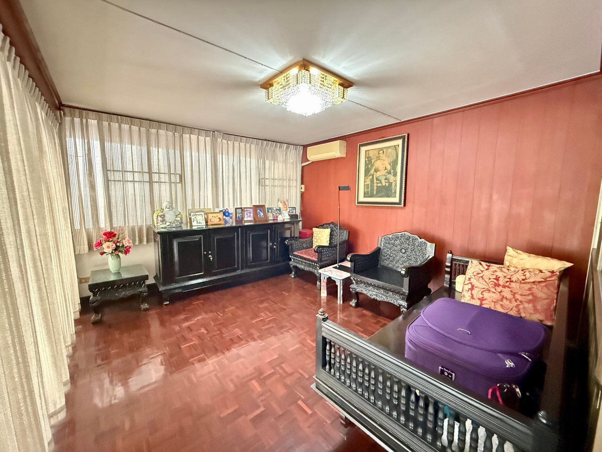 For SaleHousePattanakan, Srinakarin : Muang Thong Village 2/1 Phatthanakan 74, shady atmosphere, selling for only 9.9 million baht, contact 0838824256 BIG.