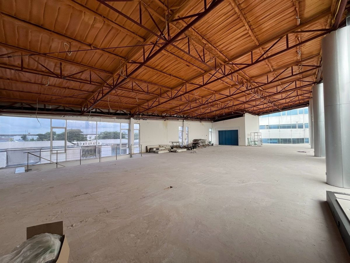 For RentShowroomRama9, Petchburi, RCA : Luxury showroom for rent in Rama 9! Suitable for a car showroom or product display, offering 1,000 sq.m. of space on the main road. Conveniently located not far from Suvarnabhumi Airport. For inquiries, please call 086 369 2224.