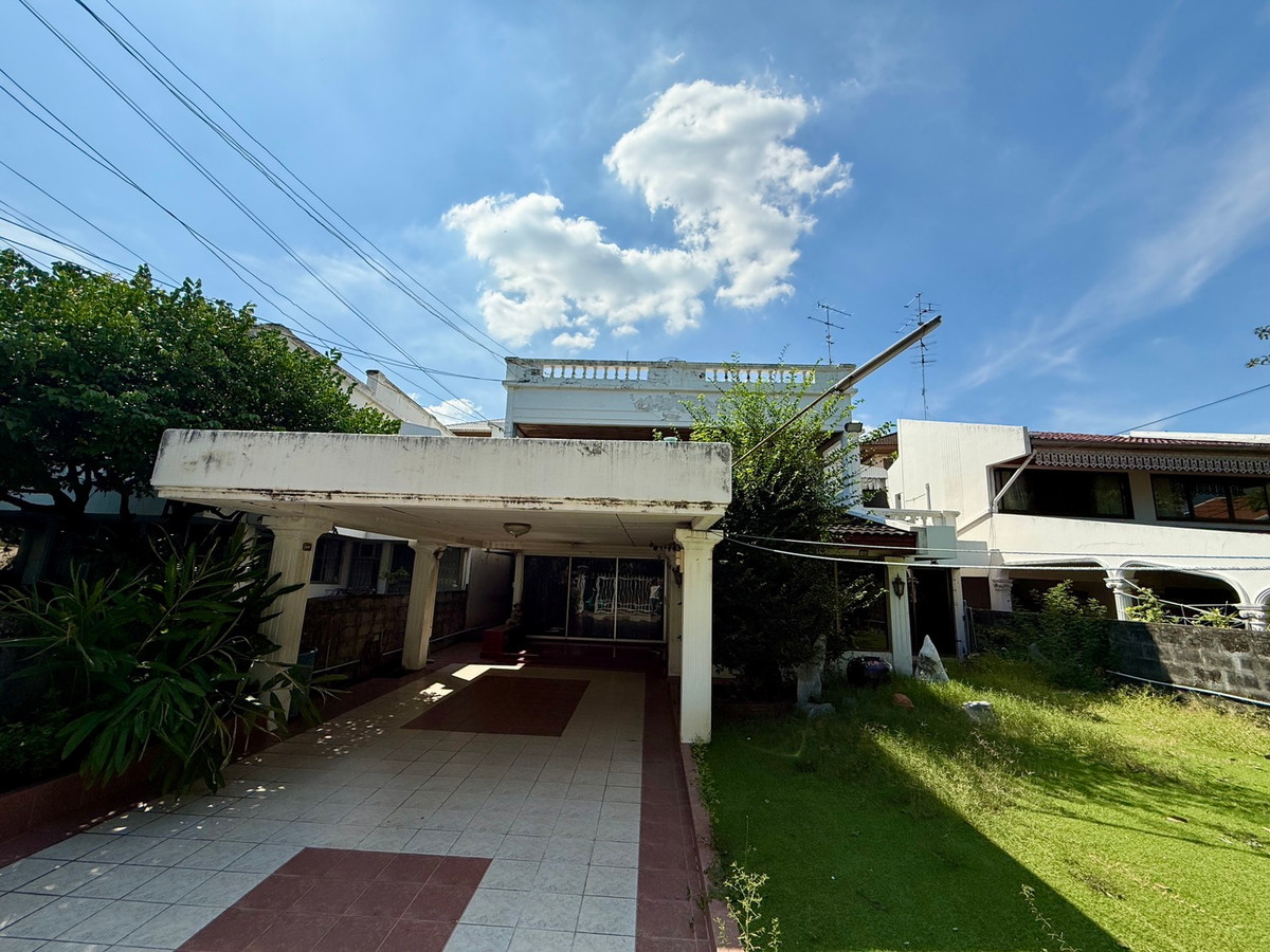 For SaleHousePattanakan, Srinakarin : Muang Thong Village 2/1 Phatthanakan 74, shady atmosphere, selling for only 9.9 million baht, contact 0838824256 BIG.