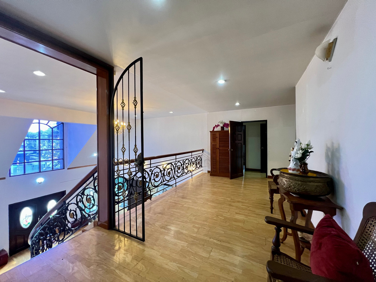 ขายบ้านลาดพร้าว เซ็นทรัลลาดพร้าว : ขายบ้านเดี่ยวหรู 3 ชั้น ใจกลางเมืองลาดพร้าว สไตล์ Classic European / Classic Luxury โถงสูง Double Volume สง่างามเหนือระดับ