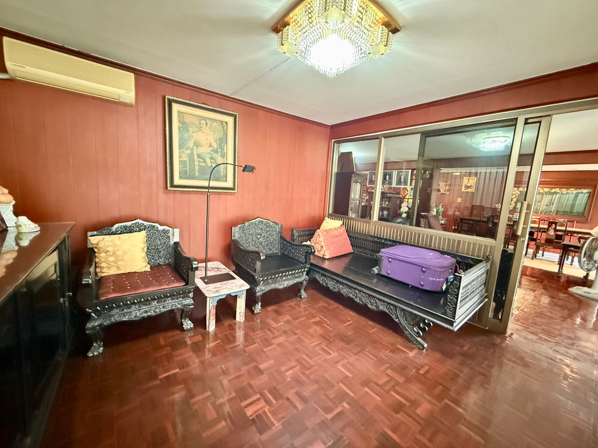 For SaleHousePattanakan, Srinakarin : Muang Thong Village 2/1 Phatthanakan 74, shady atmosphere, selling for only 9.9 million baht, contact 0838824256 BIG.