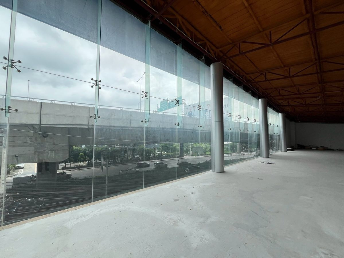 For RentShowroomRama9, Petchburi, RCA : Luxury showroom for rent in Rama 9! Suitable for a car showroom or product display, offering 1,000 sq.m. of space on the main road. Conveniently located not far from Suvarnabhumi Airport. For inquiries, please call 086 369 2224.